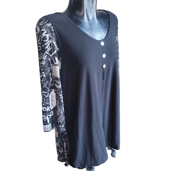 Victoria Collection Black and White Graphic Print Top - Picture 3 of 7